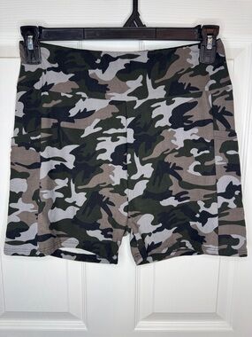 NWOT Zenana Outfitters Women's Camo Bike Shorts with Pockets
